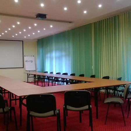 Yuca Hotel Лодз Екстериор снимка