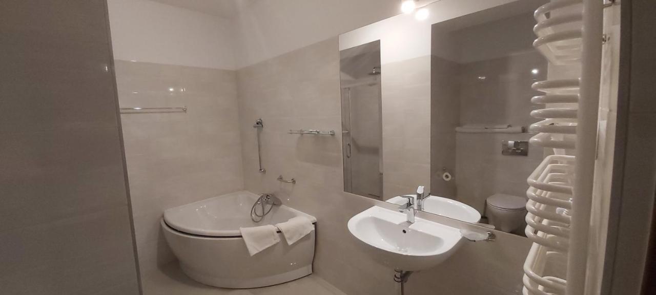 Yuca Hotel Лодз Екстериор снимка