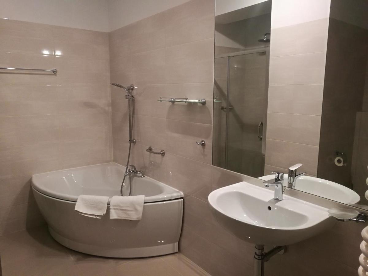 Yuca Hotel Лодз Екстериор снимка