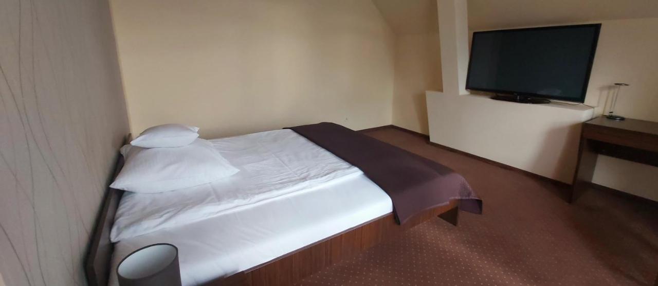 Yuca Hotel Лодз Екстериор снимка